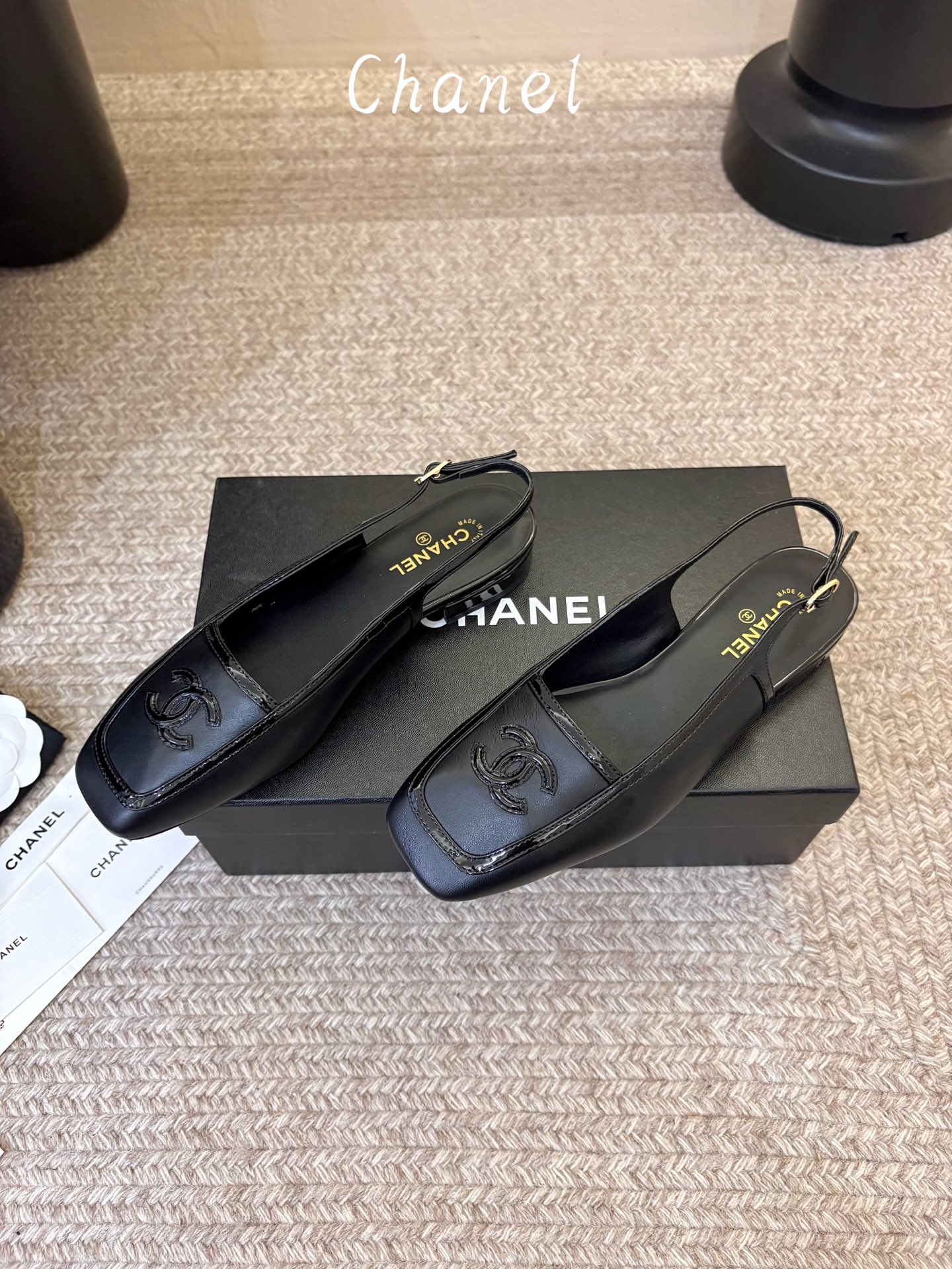 Chane*26ss新款方头高跟凉鞋 自带优雅复古感的拼色T字带高跟凉鞋,利落的尖头剪裁搭配经典的黑白拼色鞋头,T字带设 Chane*26ss新款方头高跟凉鞋 自带优雅复古感的拼色T字带高跟凉鞋,利落的尖头剪裁搭配经典的黑白拼色鞋头,T字带设