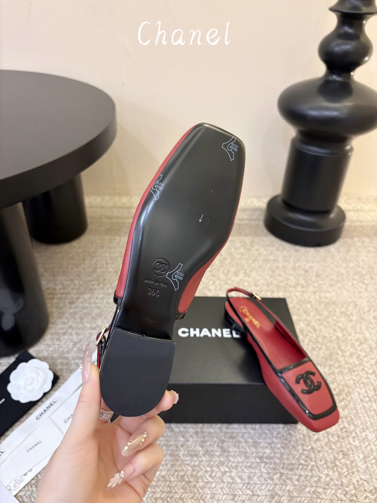 Chane*26ss新款方头高跟凉鞋 自带优雅复古感的拼色T字带高跟凉鞋,利落的尖头剪裁搭配经典的黑白拼色鞋头,T字带设 Chane*26ss新款方头高跟凉鞋 自带优雅复古感的拼色T字带高跟凉鞋,利落的尖头剪裁搭配经典的黑白拼色鞋头,T字带设