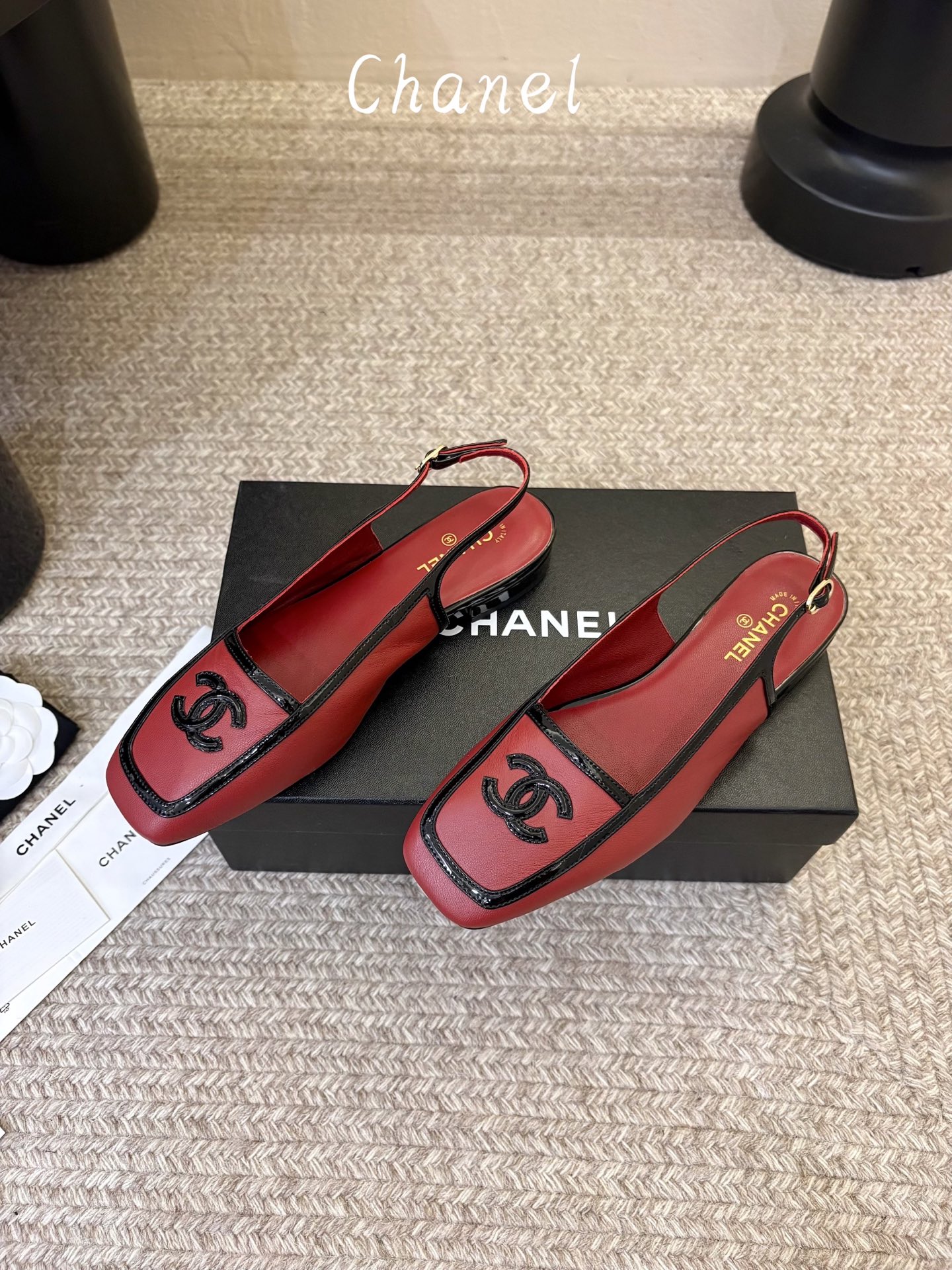 Chane*26ss新款方头高跟凉鞋 自带优雅复古感的拼色T字带高跟凉鞋,利落的尖头剪裁搭配经典的黑白拼色鞋头,T字带设 Chane*26ss新款方头高跟凉鞋 自带优雅复古感的拼色T字带高跟凉鞋,利落的尖头剪裁搭配经典的黑白拼色鞋头,T字带设