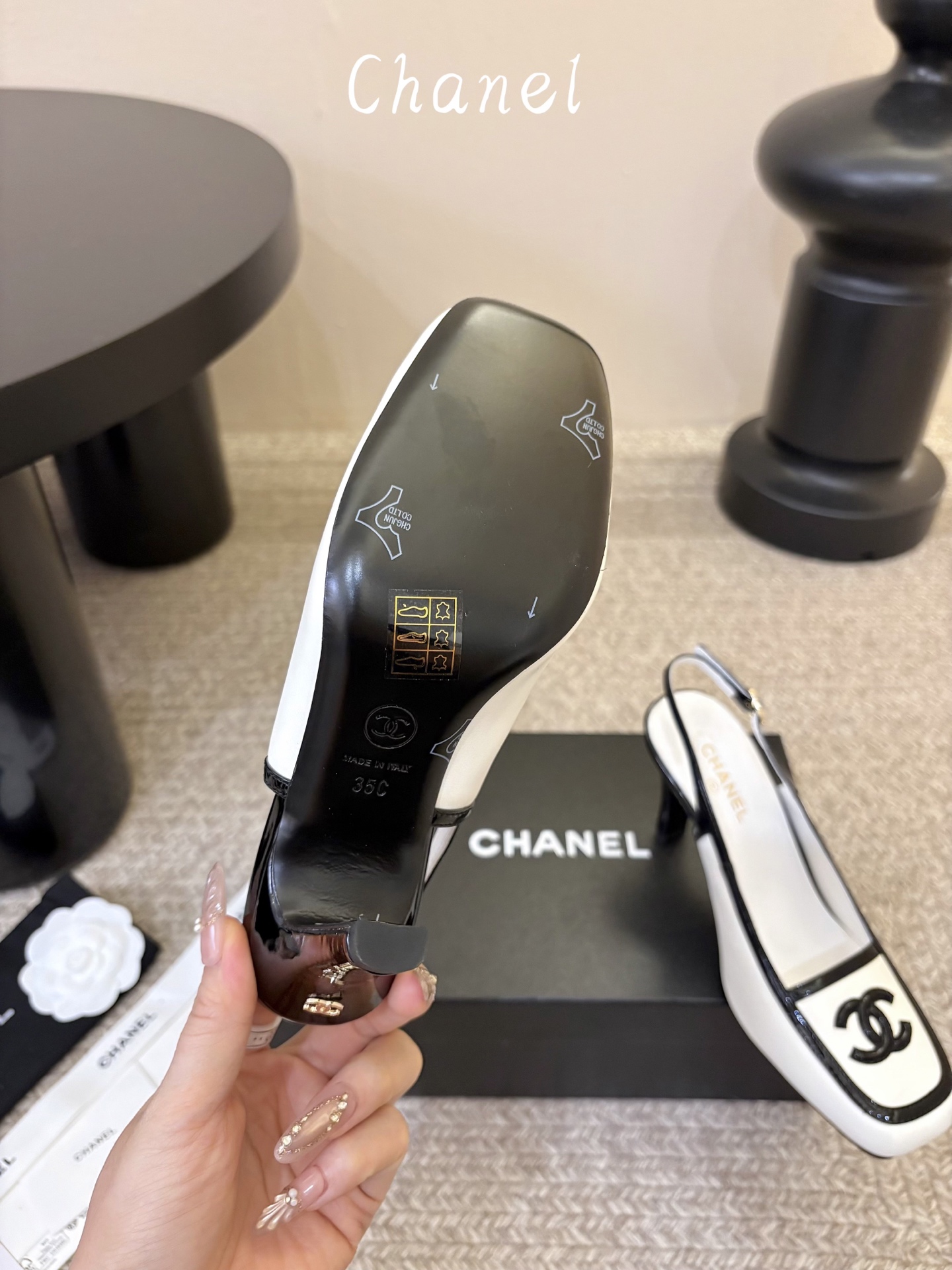 Chane*26ss新款方头高跟凉鞋 自带优雅复古感的拼色T字带高跟凉鞋，利落的尖头剪裁搭配经典的黑白拼色鞋头，T字带设