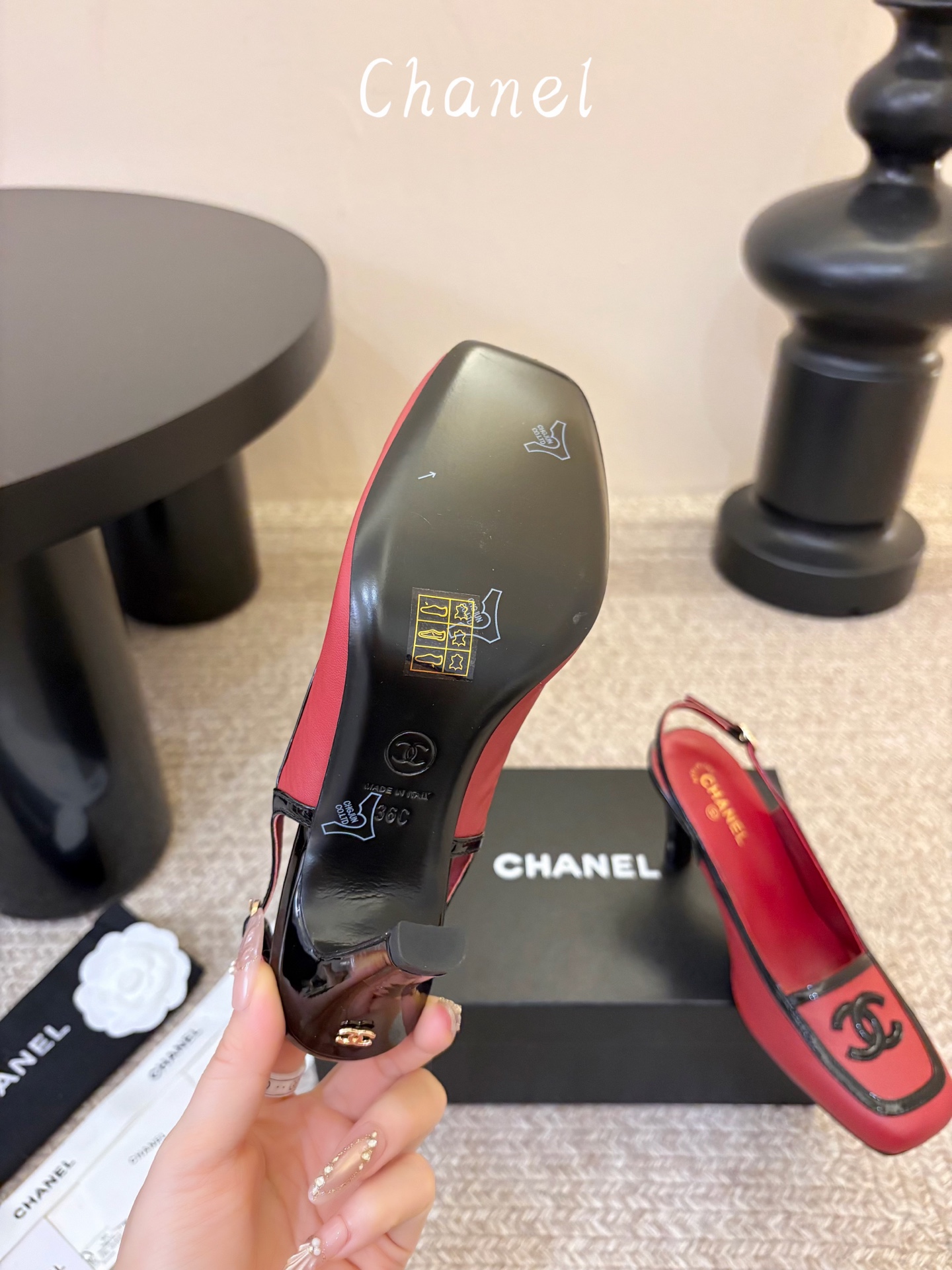 Chane*26ss新款方头高跟凉鞋 自带优雅复古感的拼色T字带高跟凉鞋,利落的尖头剪裁搭配经典的黑白拼色鞋头,T字带设 Chane*26ss新款方头高跟凉鞋 自带优雅复古感的拼色T字带高跟凉鞋,利落的尖头剪裁搭配经典的黑白拼色鞋头,T字带设