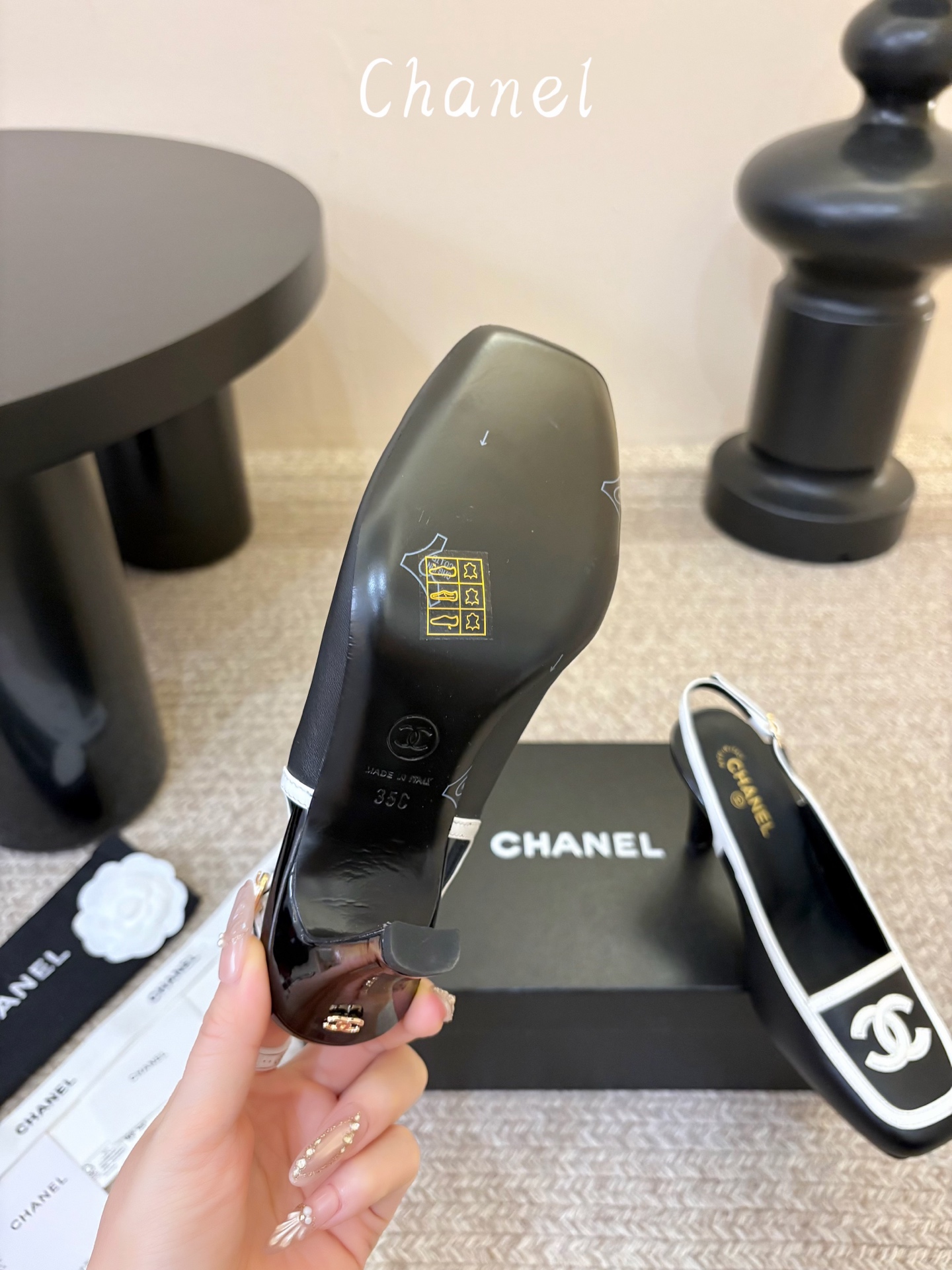 Chane*26ss新款方头高跟凉鞋 自带优雅复古感的拼色T字带高跟凉鞋,利落的尖头剪裁搭配经典的黑白拼色鞋头,T字带设 Chane*26ss新款方头高跟凉鞋 自带优雅复古感的拼色T字带高跟凉鞋,利落的尖头剪裁搭配经典的黑白拼色鞋头,T字带设