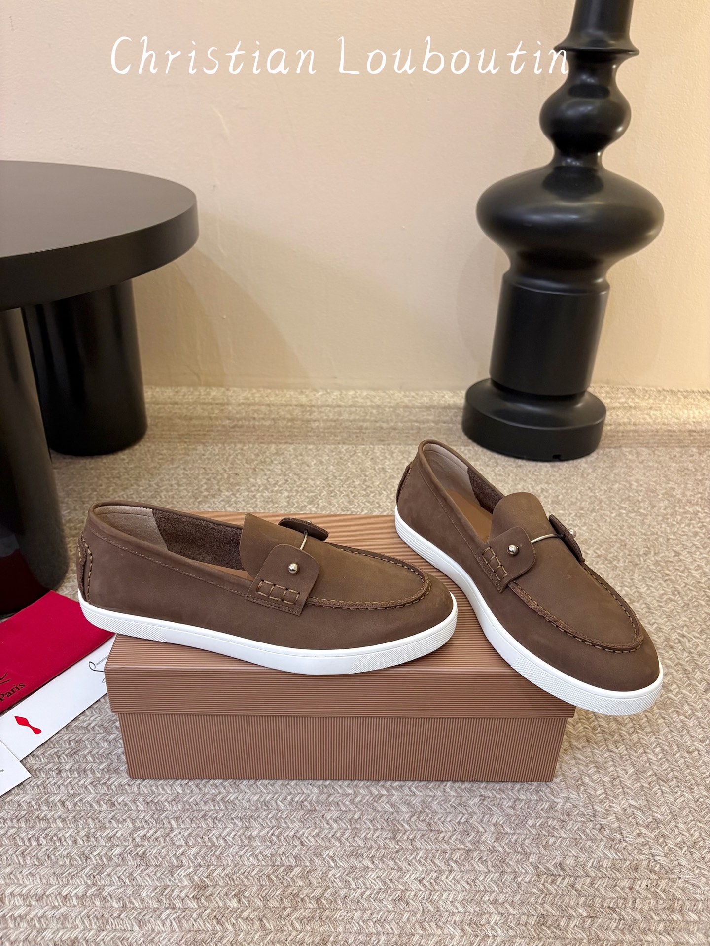 男款➕10 christian louboutin·CL 红底鞋·2026新品·乐福鞋 ⭐️经典的麂皮搭配一抹性感红底, 男款➕10 christian louboutin·CL 红底鞋·2026新品·乐福鞋 ⭐️经典的麂皮搭配一抹性感红底,