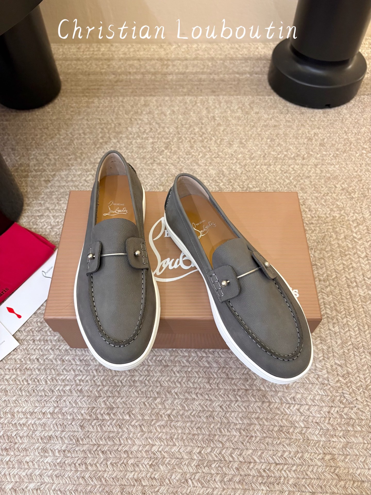 男款➕10 christian louboutin·CL 红底鞋·2026新品·乐福鞋 ⭐️经典的麂皮搭配一抹性感红底, 男款➕10 christian louboutin·CL 红底鞋·2026新品·乐福鞋 ⭐️经典的麂皮搭配一抹性感红底,