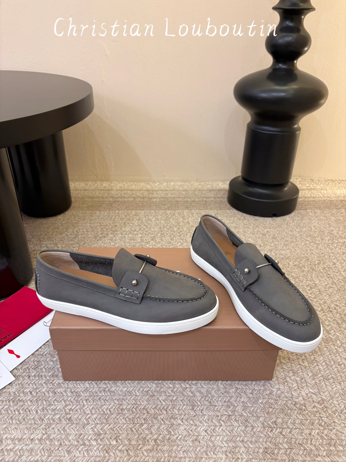 男款➕10 christian louboutin·CL 红底鞋·2026新品·乐福鞋 ⭐️经典的麂皮搭配一抹性感红底, 男款➕10 christian louboutin·CL 红底鞋·2026新品·乐福鞋 ⭐️经典的麂皮搭配一抹性感红底,