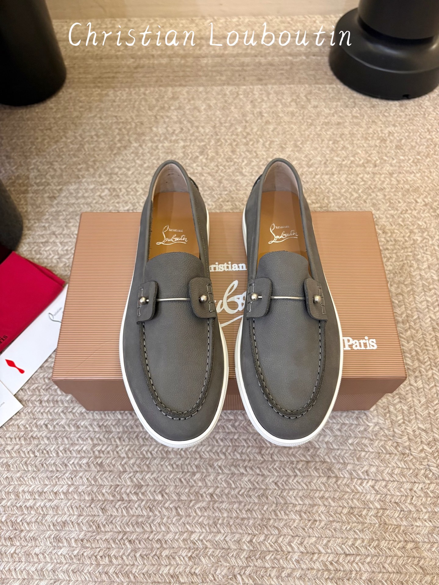 男款➕10 christian louboutin·CL 红底鞋·2026新品·乐福鞋 ⭐️经典的麂皮搭配一抹性感红底，