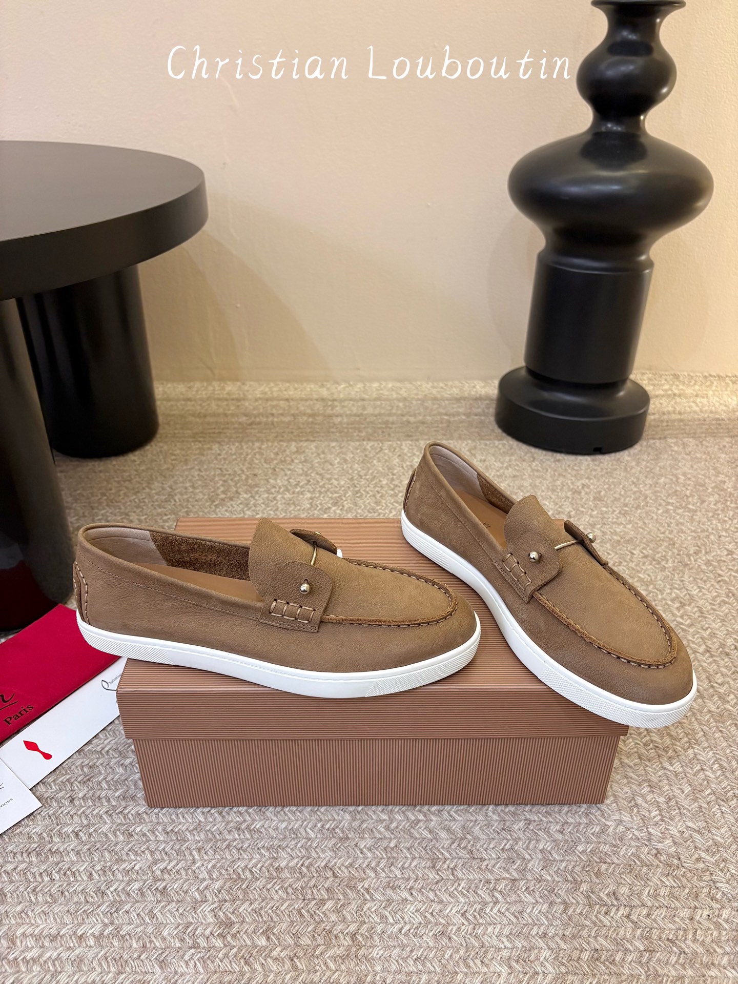 男款➕10 christian louboutin·CL 红底鞋·2026新品·乐福鞋 ⭐️经典的麂皮搭配一抹性感红底，