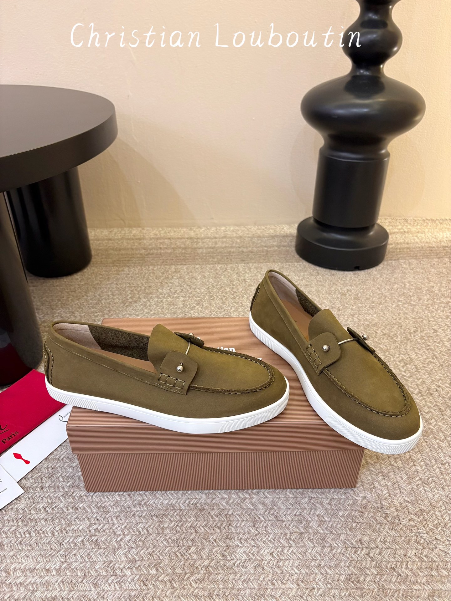 男款➕10 christian louboutin·CL 红底鞋·2026新品·乐福鞋 ⭐️经典的麂皮搭配一抹性感红底，