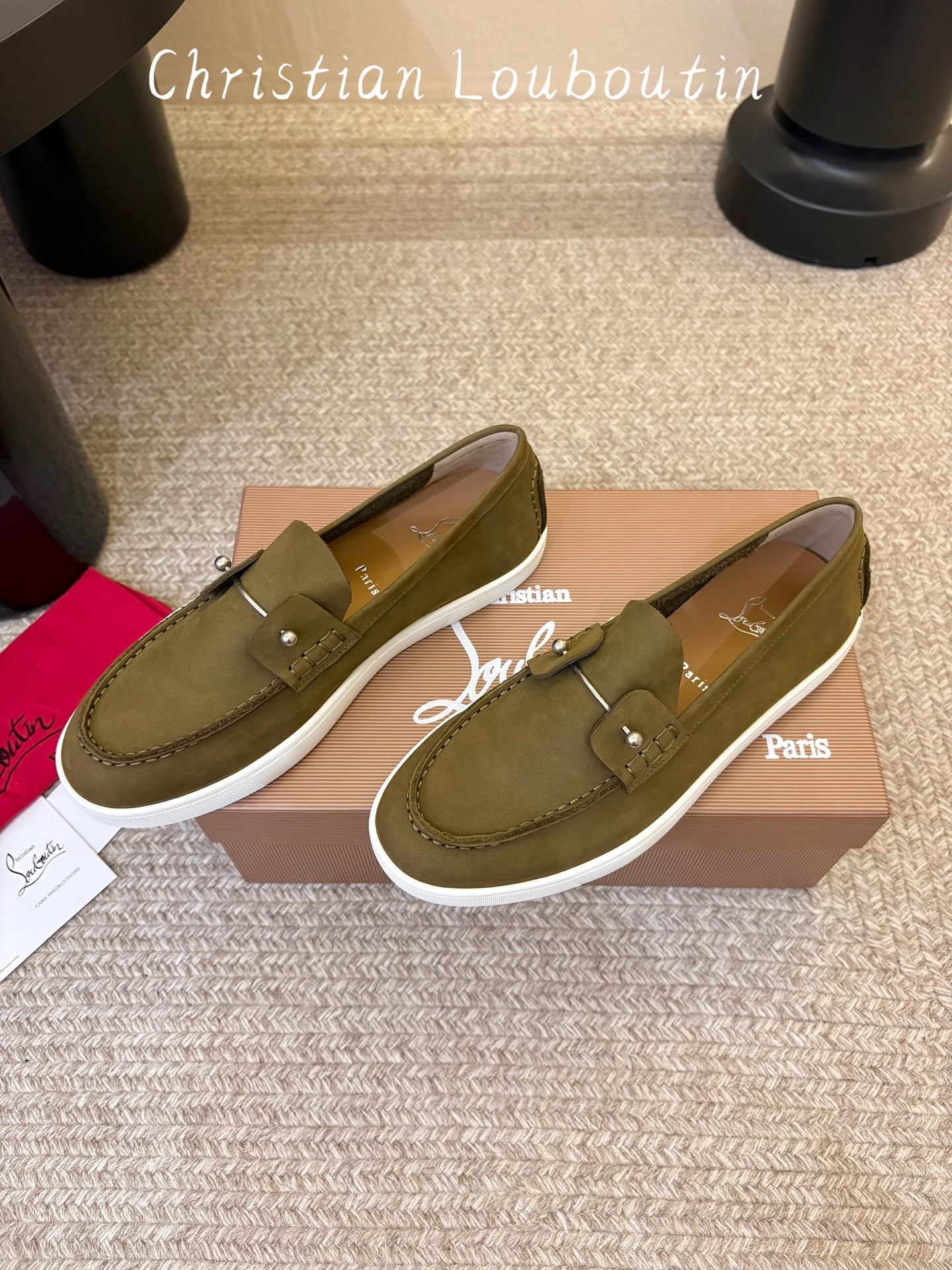 男款➕10 christian louboutin·CL 红底鞋·2026新品·乐福鞋 ⭐️经典的麂皮搭配一抹性感红底，