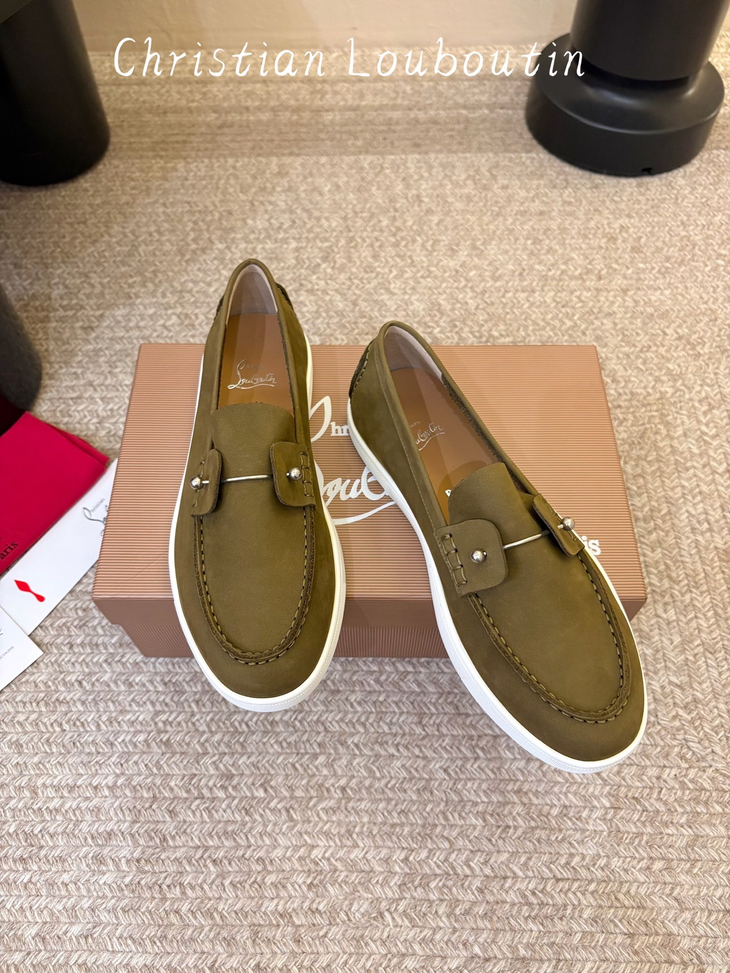 男款➕10 christian louboutin·CL 红底鞋·2026新品·乐福鞋 ⭐️经典的麂皮搭配一抹性感红底，
