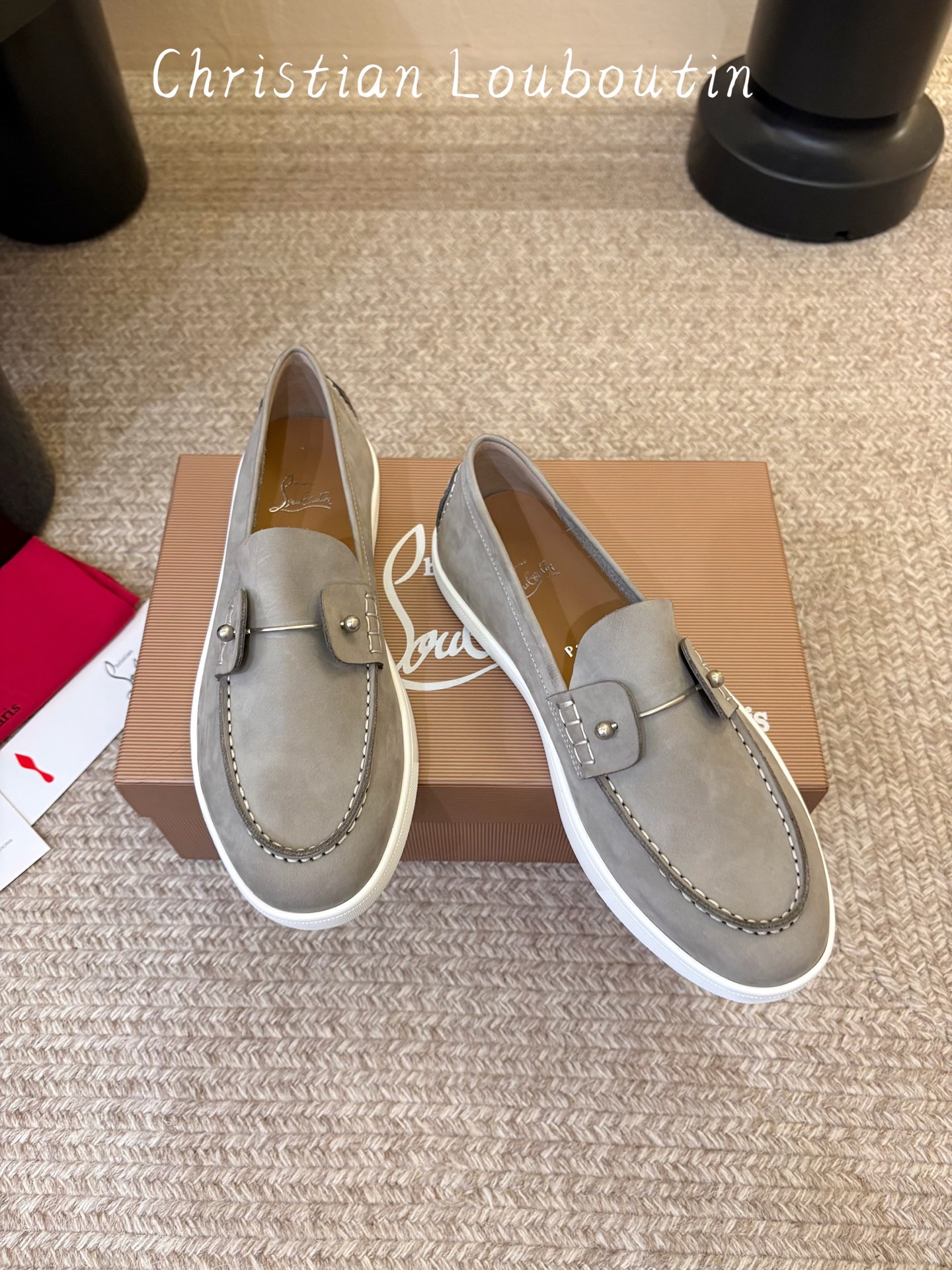 男款➕10 christian louboutin·CL 红底鞋·2026新品·乐福鞋 ⭐️经典的麂皮搭配一抹性感红底，