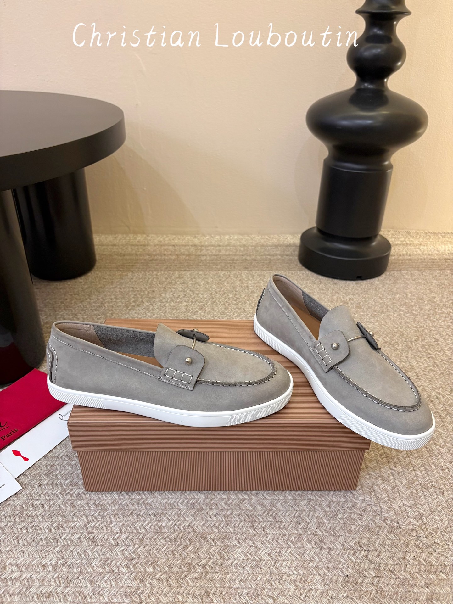 男款➕10 christian louboutin·CL 红底鞋·2026新品·乐福鞋 ⭐️经典的麂皮搭配一抹性感红底，