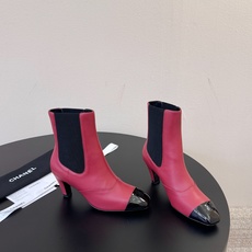 Chane*小香 顶版 方头侧拉链短靴 美的太超过了 最近非常爆真的是很耐看越看越喜欢!这款马丁靴真的太适合秋冬了 厚底 Chane*小香 顶版 方头侧拉链短靴 美的太超过了 最近非常爆真的是很耐看越看越喜欢!这款马丁靴真的太适合秋冬了 厚底