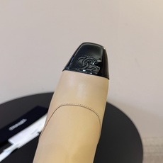 Chane*小香 顶版 方头侧拉链短靴 美的太超过了 最近非常爆真的是很耐看越看越喜欢!这款马丁靴真的太适合秋冬了 厚底 Chane*小香 顶版 方头侧拉链短靴 美的太超过了 最近非常爆真的是很耐看越看越喜欢!这款马丁靴真的太适合秋冬了 厚底