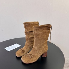 MaisonMargiela | 把 Tabi短靴焊在脚上秋冬时节永远可以相信短靴,风度温度兼具,稳稳拿捏住时髦高级感。 MaisonMargiela | 把 Tabi短靴焊在脚上秋冬时节永远可以相信短靴,风度温度兼具,稳稳拿捏住时髦高级感。