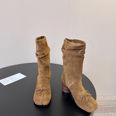 MaisonMargiela | 把 Tabi短靴焊在脚上秋冬时节永远可以相信短靴,风度温度兼具,稳稳拿捏住时髦高级感。 MaisonMargiela | 把 Tabi短靴焊在脚上秋冬时节永远可以相信短靴,风度温度兼具,稳稳拿捏住时髦高级感。