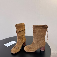 MaisonMargiela | 把 Tabi短靴焊在脚上秋冬时节永远可以相信短靴,风度温度兼具,稳稳拿捏住时髦高级感。 MaisonMargiela | 把 Tabi短靴焊在脚上秋冬时节永远可以相信短靴,风度温度兼具,稳稳拿捏住时髦高级感。