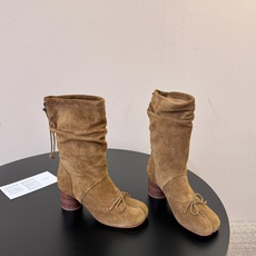 MaisonMargiela | 把 Tabi短靴焊在脚上秋冬时节永远可以相信短靴,风度温度兼具,稳稳拿捏住时髦高级感。 MaisonMargiela | 把 Tabi短靴焊在脚上秋冬时节永远可以相信短靴,风度温度兼具,稳稳拿捏住时髦高级感。