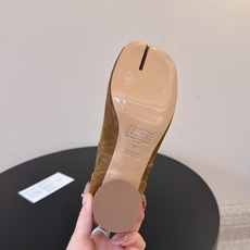 MaisonMargiela | 把 Tabi短靴焊在脚上秋冬时节永远可以相信短靴,风度温度兼具,稳稳拿捏住时髦高级感。 MaisonMargiela | 把 Tabi短靴焊在脚上秋冬时节永远可以相信短靴,风度温度兼具,稳稳拿捏住时髦高级感。