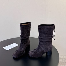 MaisonMargiela | 把 Tabi短靴焊在脚上秋冬时节永远可以相信短靴,风度温度兼具,稳稳拿捏住时髦高级感。 MaisonMargiela | 把 Tabi短靴焊在脚上秋冬时节永远可以相信短靴,风度温度兼具,稳稳拿捏住时髦高级感。