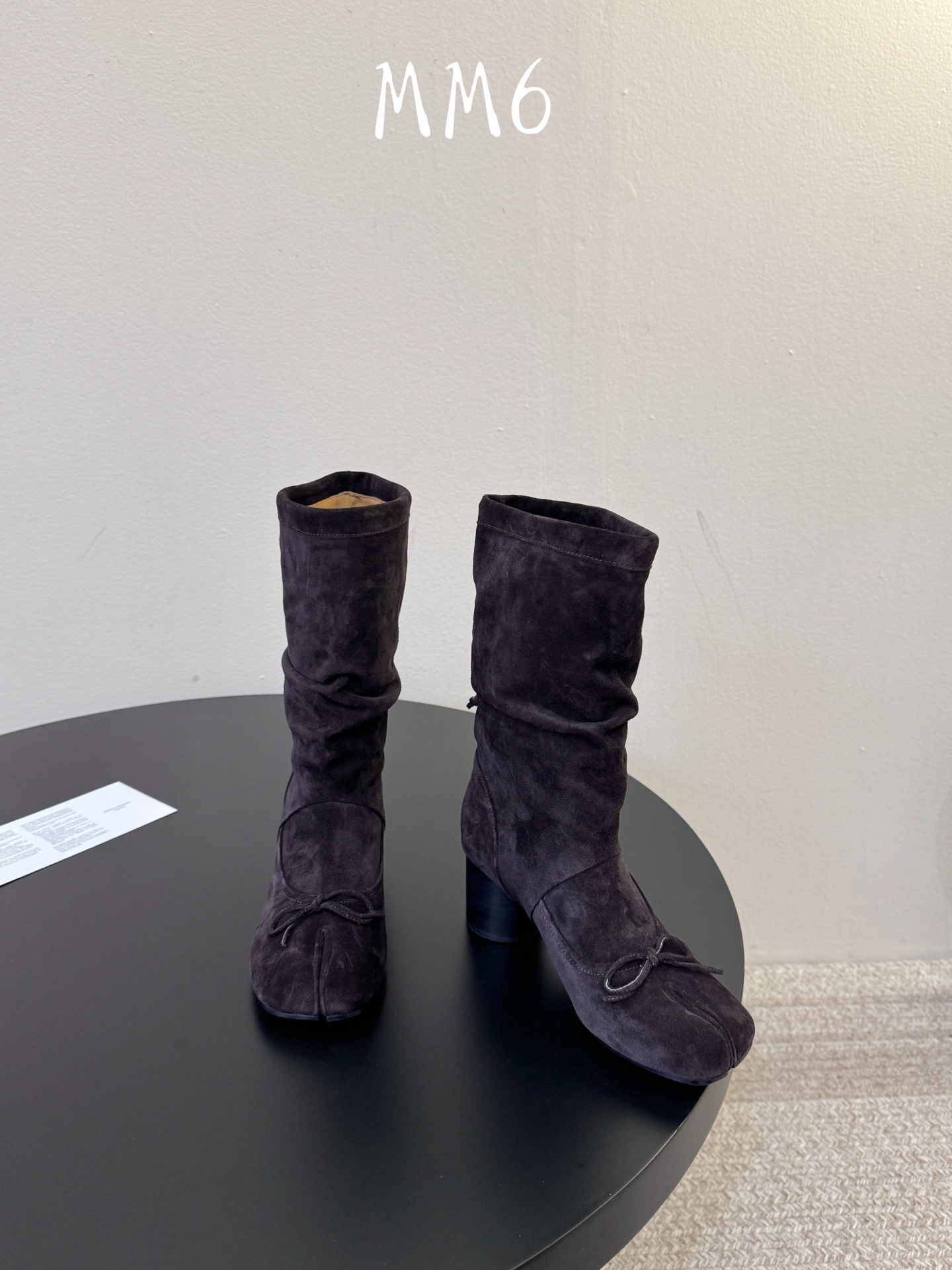 MaisonMargiela | 把 Tabi短靴焊在脚上秋冬时节永远可以相信短靴,风度温度兼具,稳稳拿捏住时髦高级感。 MaisonMargiela | 把 Tabi短靴焊在脚上秋冬时节永远可以相信短靴,风度温度兼具,稳稳拿捏住时髦高级感。