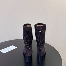 MaisonMargiela | 把 Tabi短靴焊在脚上秋冬时节永远可以相信短靴,风度温度兼具,稳稳拿捏住时髦高级感。 MaisonMargiela | 把 Tabi短靴焊在脚上秋冬时节永远可以相信短靴,风度温度兼具,稳稳拿捏住时髦高级感。