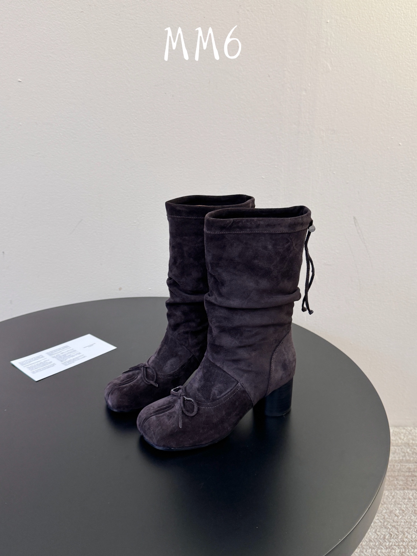 MaisonMargiela | 把 Tabi短靴焊在脚上秋冬时节永远可以相信短靴,风度温度兼具,稳稳拿捏住时髦高级感。 MaisonMargiela | 把 Tabi短靴焊在脚上秋冬时节永远可以相信短靴,风度温度兼具,稳稳拿捏住时髦高级感。