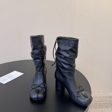 MaisonMargiela | 把 Tabi短靴焊在脚上秋冬时节永远可以相信短靴,风度温度兼具,稳稳拿捏住时髦高级感。 MaisonMargiela | 把 Tabi短靴焊在脚上秋冬时节永远可以相信短靴,风度温度兼具,稳稳拿捏住时髦高级感。