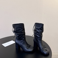 MaisonMargiela | 把 Tabi短靴焊在脚上秋冬时节永远可以相信短靴,风度温度兼具,稳稳拿捏住时髦高级感。 MaisonMargiela | 把 Tabi短靴焊在脚上秋冬时节永远可以相信短靴,风度温度兼具,稳稳拿捏住时髦高级感。