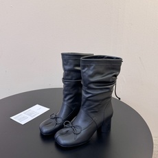 MaisonMargiela | 把 Tabi短靴焊在脚上秋冬时节永远可以相信短靴,风度温度兼具,稳稳拿捏住时髦高级感。 MaisonMargiela | 把 Tabi短靴焊在脚上秋冬时节永远可以相信短靴,风度温度兼具,稳稳拿捏住时髦高级感。