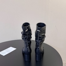 MaisonMargiela | 把 Tabi短靴焊在脚上秋冬时节永远可以相信短靴,风度温度兼具,稳稳拿捏住时髦高级感。 MaisonMargiela | 把 Tabi短靴焊在脚上秋冬时节永远可以相信短靴,风度温度兼具,稳稳拿捏住时髦高级感。