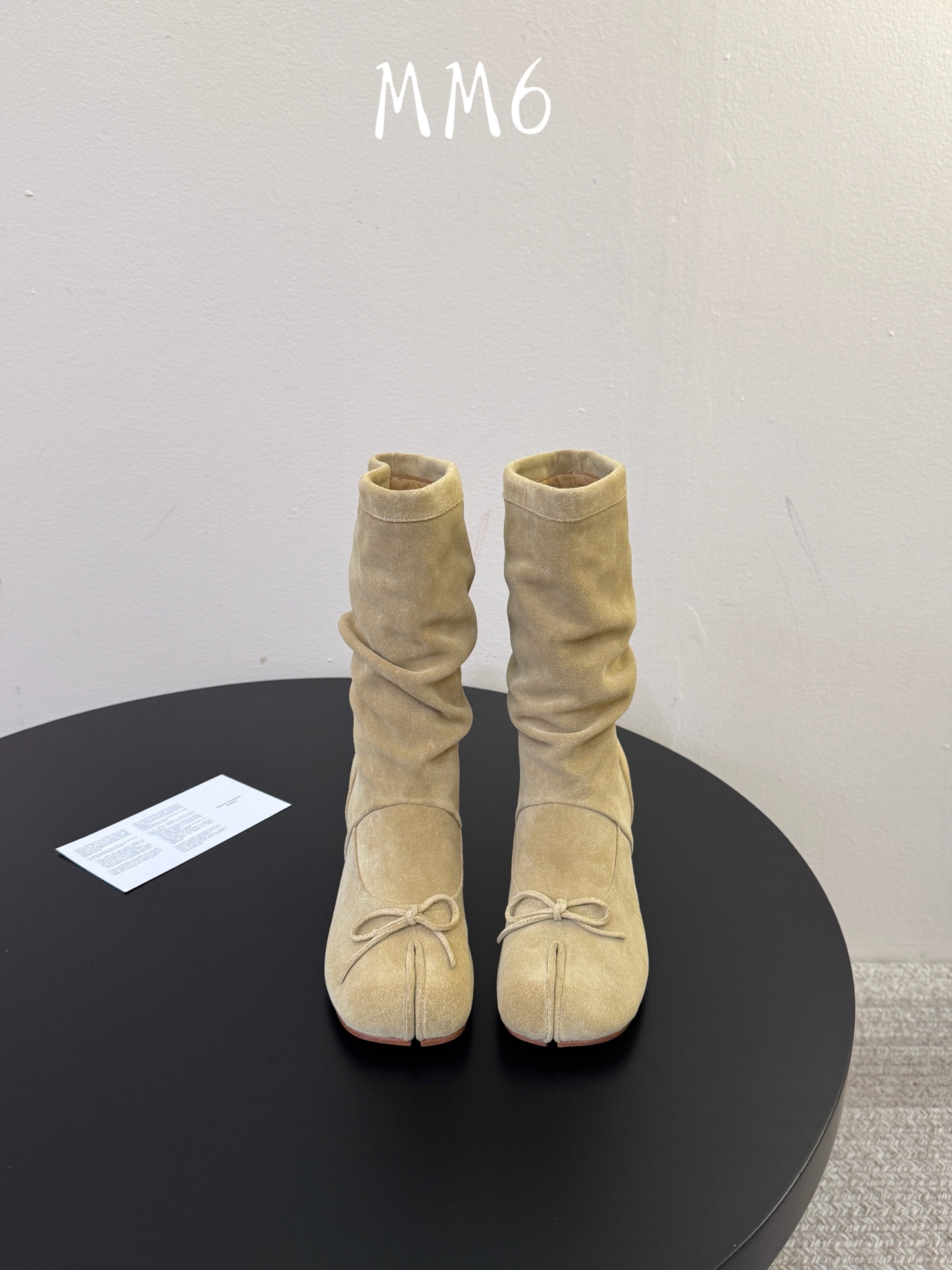MaisonMargiela | 把 Tabi短靴焊在脚上秋冬时节永远可以相信短靴，风度温度兼具，稳稳拿捏住时髦高级感。