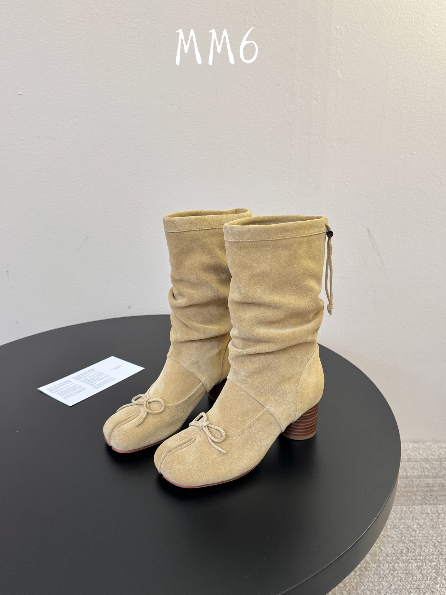 MaisonMargiela | 把 Tabi短靴焊在脚上秋冬时节永远可以相信短靴，风度温度兼具，稳稳拿捏住时髦高级感。