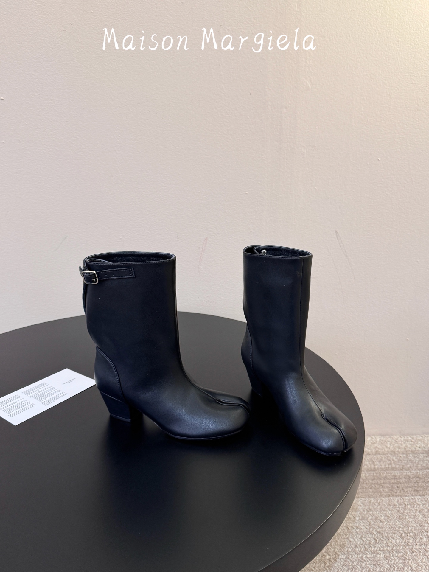 MaisonMargiela | 把 Tabi短靴焊在脚上秋冬时节永远可以相信短靴，风度温度兼具，稳稳拿捏住时髦高级感。