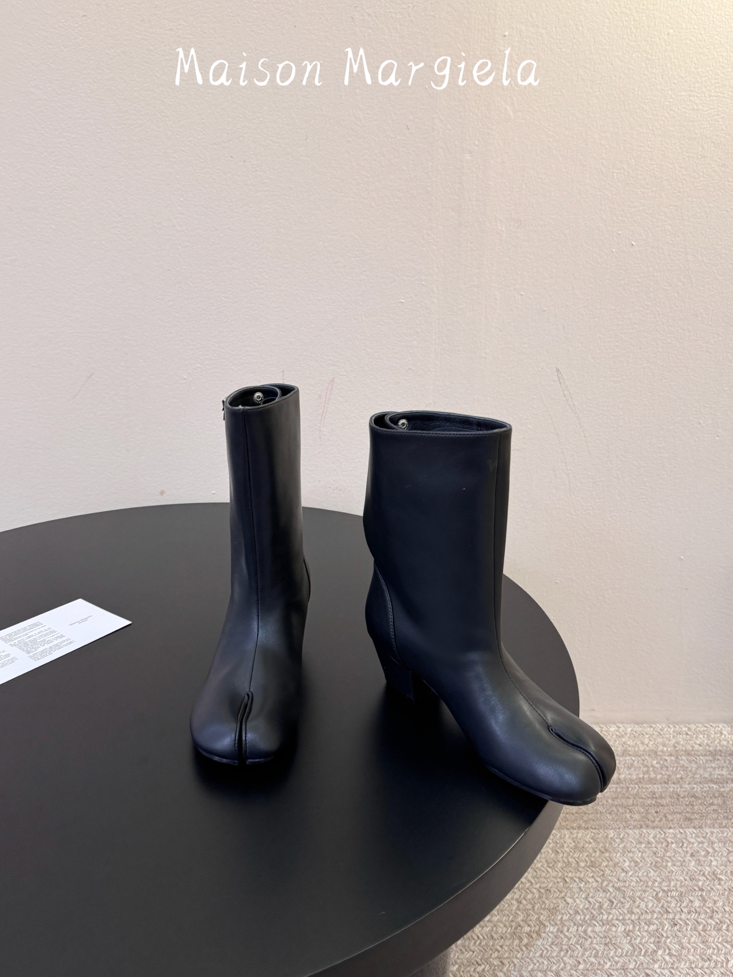 MaisonMargiela | 把 Tabi短靴焊在脚上秋冬时节永远可以相信短靴，风度温度兼具，稳稳拿捏住时髦高级感。