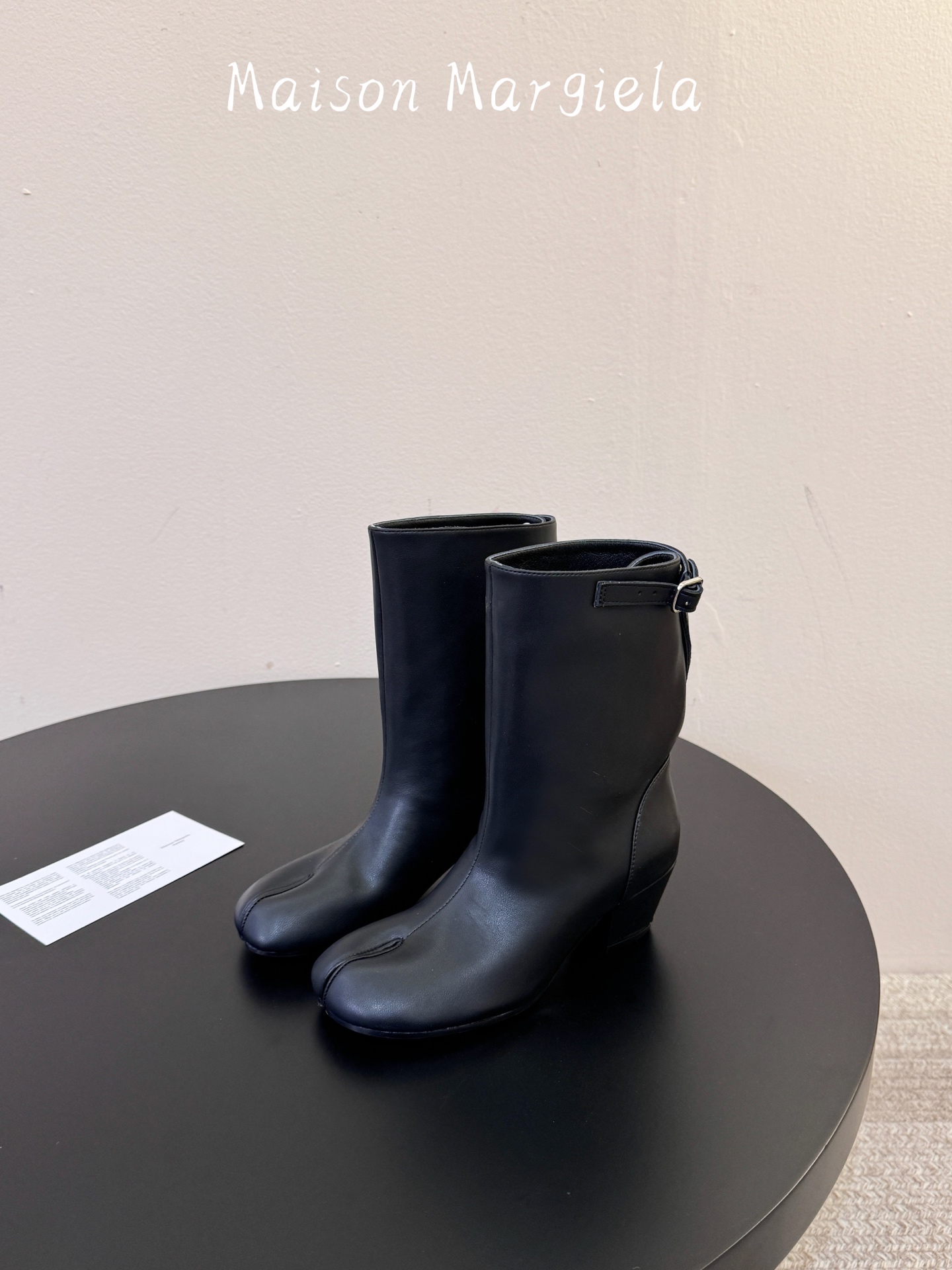 MaisonMargiela | 把 Tabi短靴焊在脚上秋冬时节永远可以相信短靴，风度温度兼具，稳稳拿捏住时髦高级感。