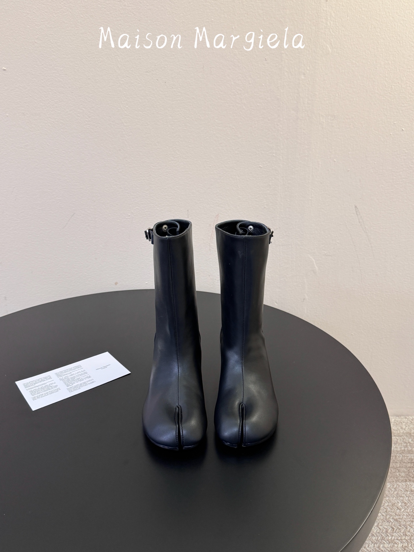 MaisonMargiela | 把 Tabi短靴焊在脚上秋冬时节永远可以相信短靴，风度温度兼具，稳稳拿捏住时髦高级感。
