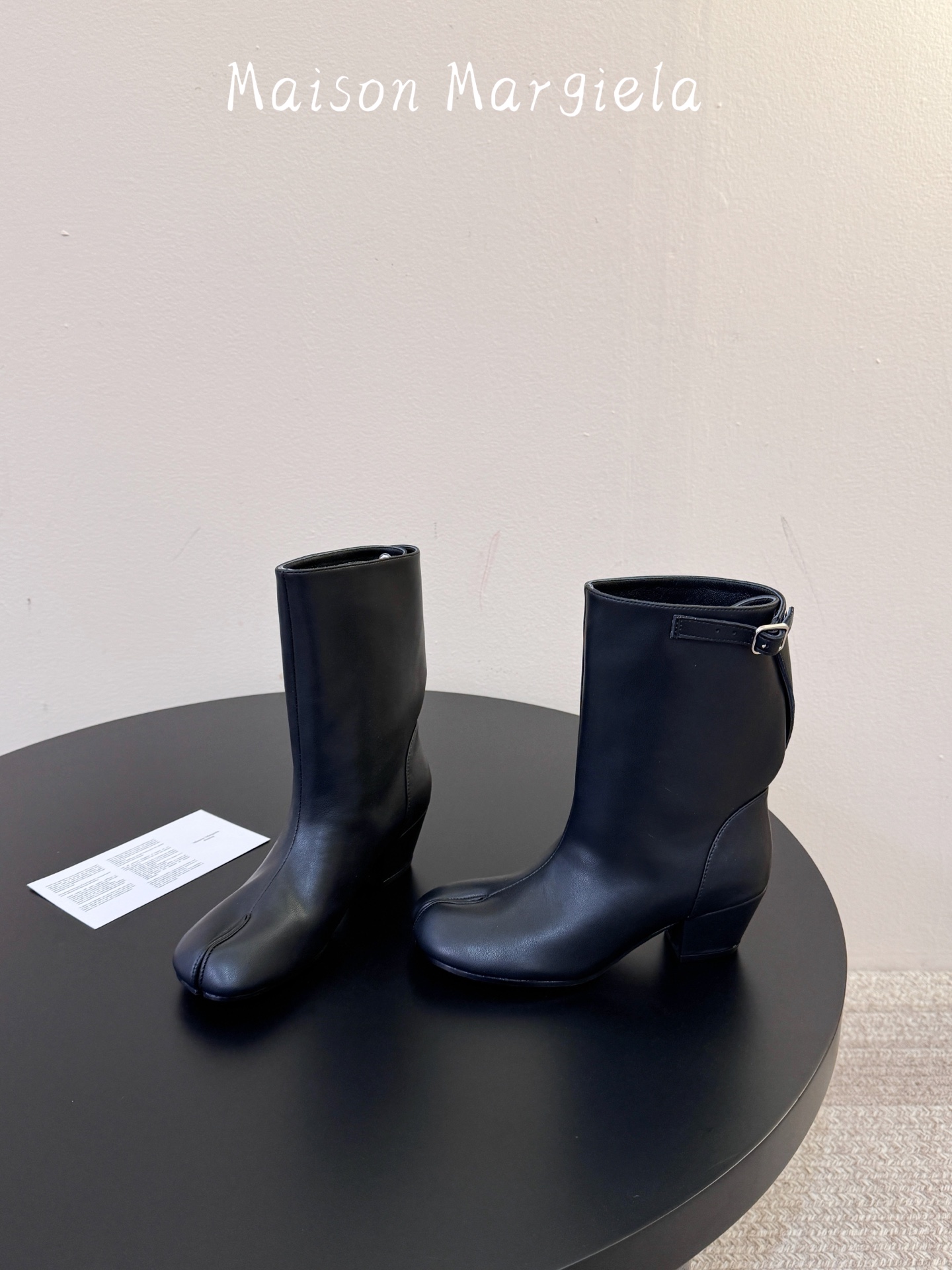 MaisonMargiela | 把 Tabi短靴焊在脚上秋冬时节永远可以相信短靴，风度温度兼具，稳稳拿捏住时髦高级感。