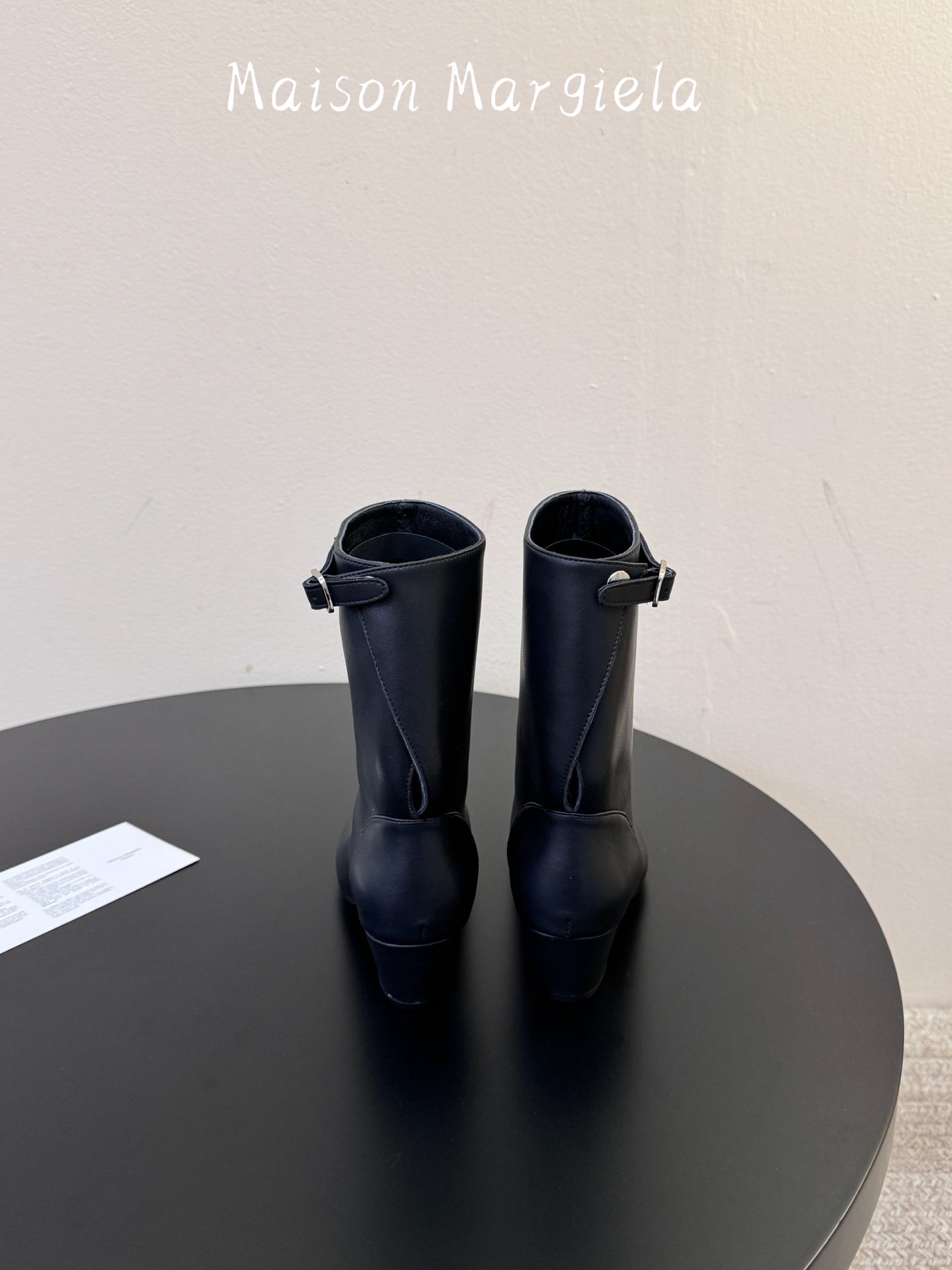 MaisonMargiela | 把 Tabi短靴焊在脚上秋冬时节永远可以相信短靴，风度温度兼具，稳稳拿捏住时髦高级感。