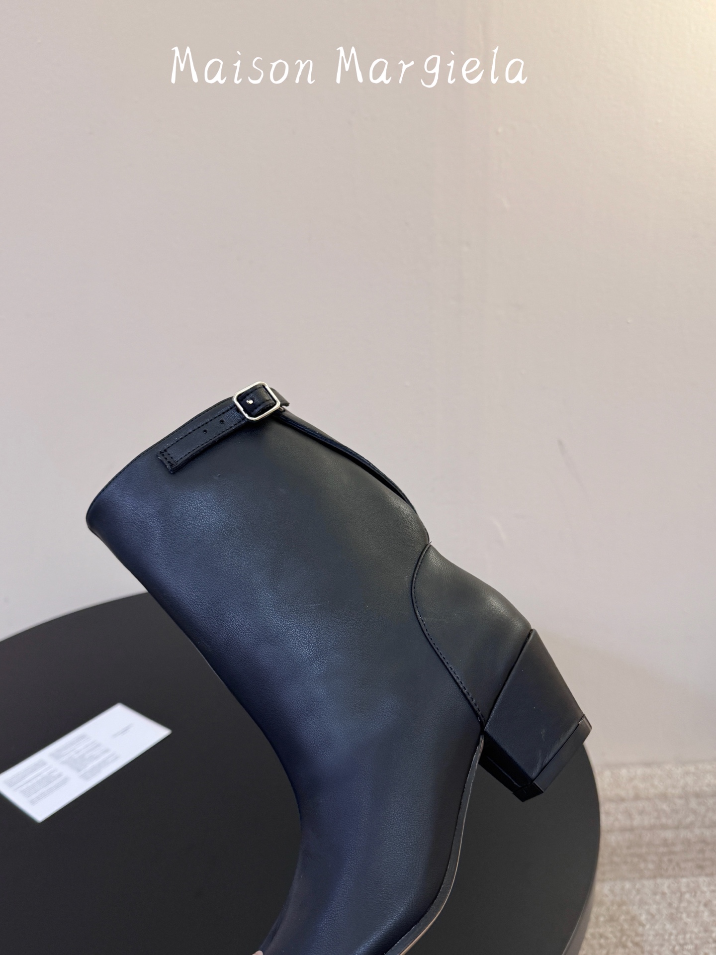 MaisonMargiela | 把 Tabi短靴焊在脚上秋冬时节永远可以相信短靴，风度温度兼具，稳稳拿捏住时髦高级感。