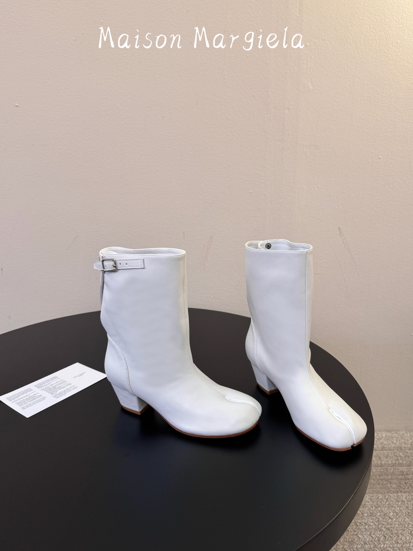MaisonMargiela | 把 Tabi短靴焊在脚上秋冬时节永远可以相信短靴，风度温度兼具，稳稳拿捏住时髦高级感。