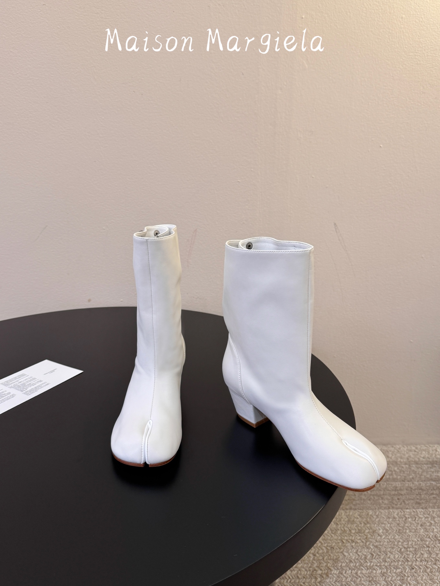 MaisonMargiela | 把 Tabi短靴焊在脚上秋冬时节永远可以相信短靴，风度温度兼具，稳稳拿捏住时髦高级感。
