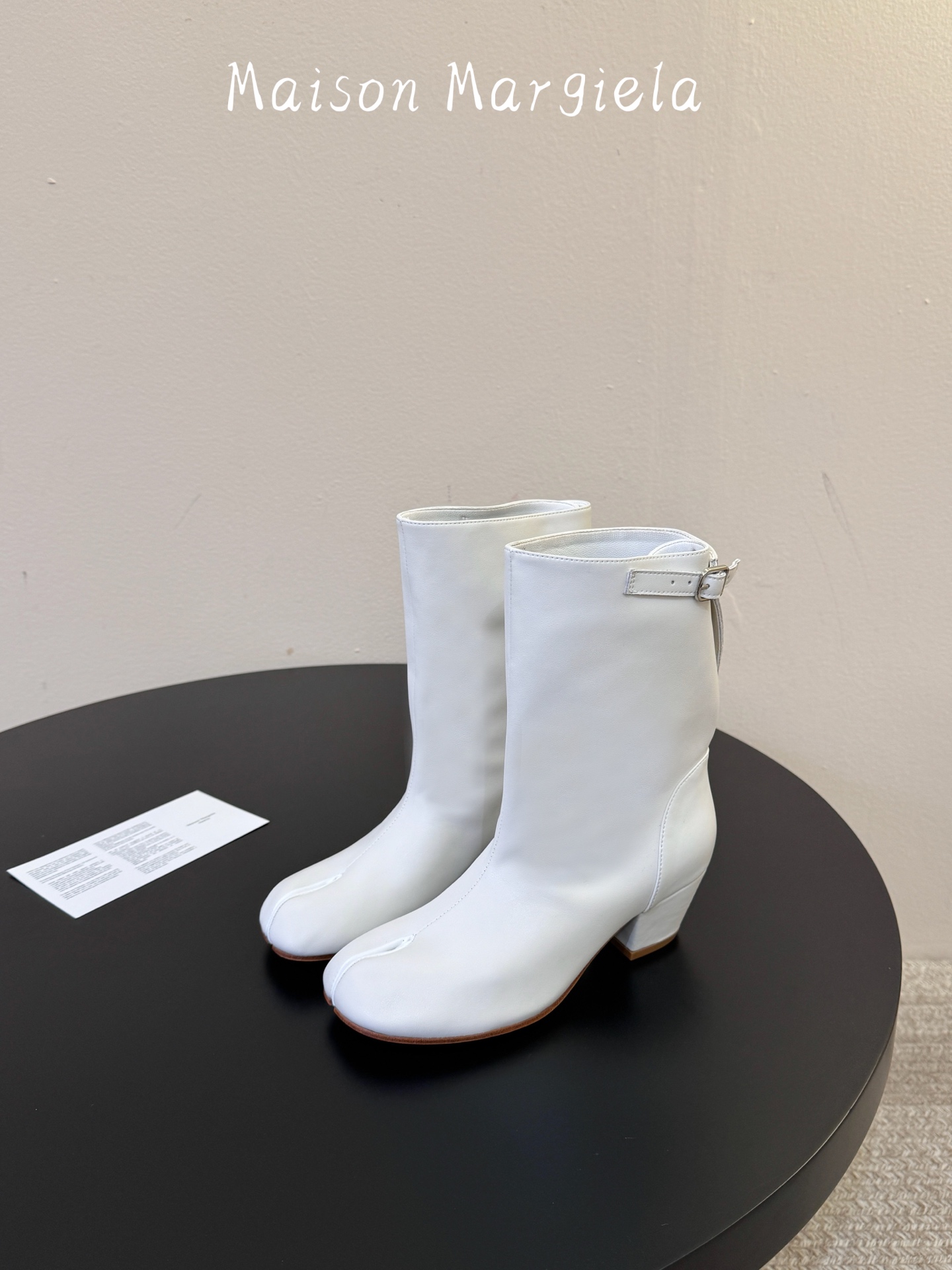 MaisonMargiela | 把 Tabi短靴焊在脚上秋冬时节永远可以相信短靴，风度温度兼具，稳稳拿捏住时髦高级感。
