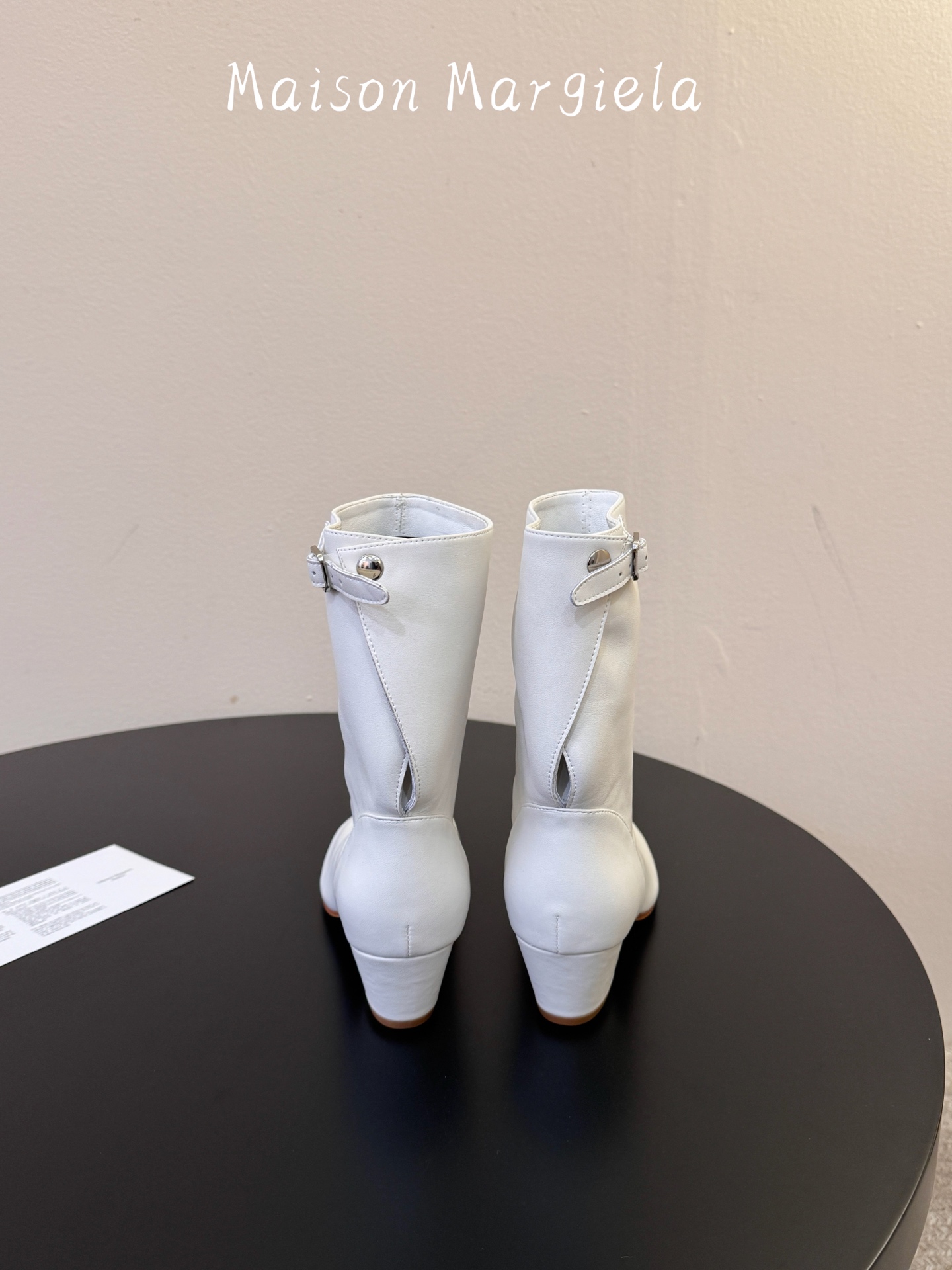 MaisonMargiela | 把 Tabi短靴焊在脚上秋冬时节永远可以相信短靴，风度温度兼具，稳稳拿捏住时髦高级感。