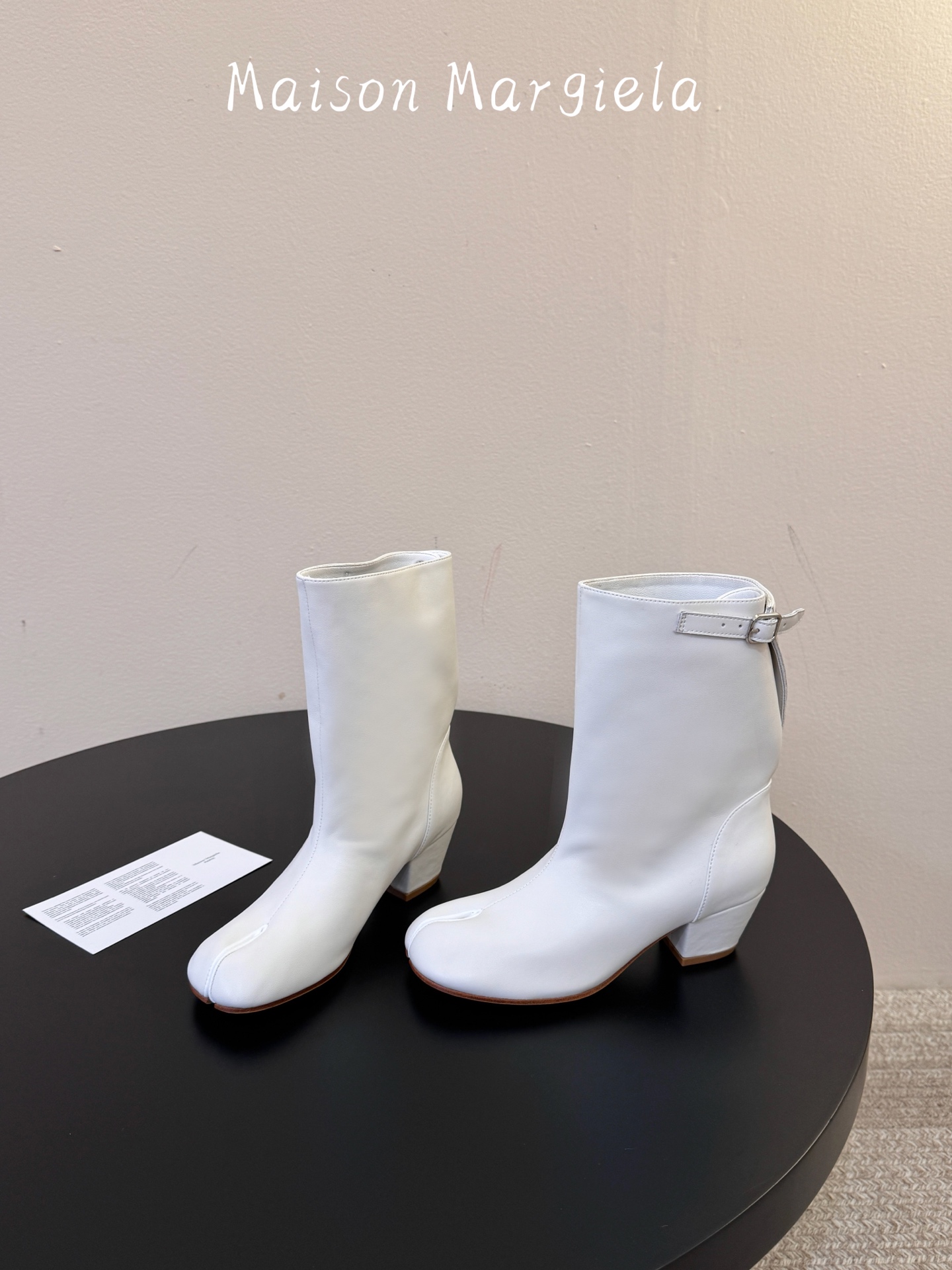 MaisonMargiela | 把 Tabi短靴焊在脚上秋冬时节永远可以相信短靴，风度温度兼具，稳稳拿捏住时髦高级感。
