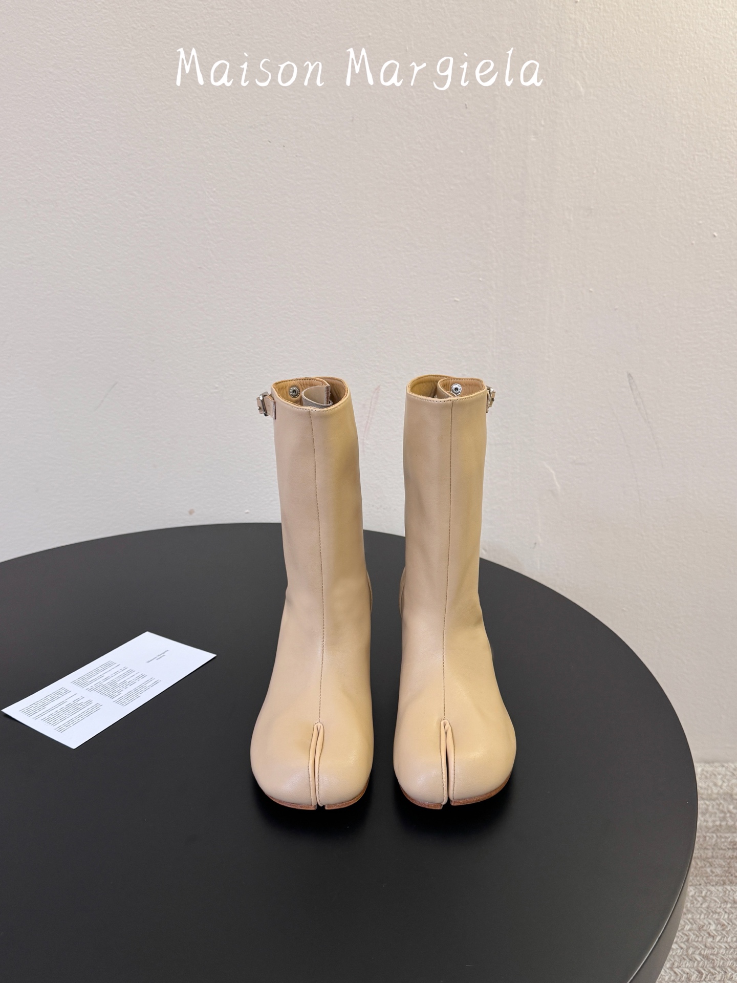 MaisonMargiela | 把 Tabi短靴焊在脚上秋冬时节永远可以相信短靴，风度温度兼具，稳稳拿捏住时髦高级感。