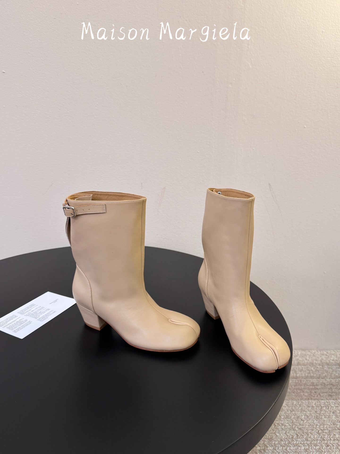 MaisonMargiela | 把 Tabi短靴焊在脚上秋冬时节永远可以相信短靴，风度温度兼具，稳稳拿捏住时髦高级感。