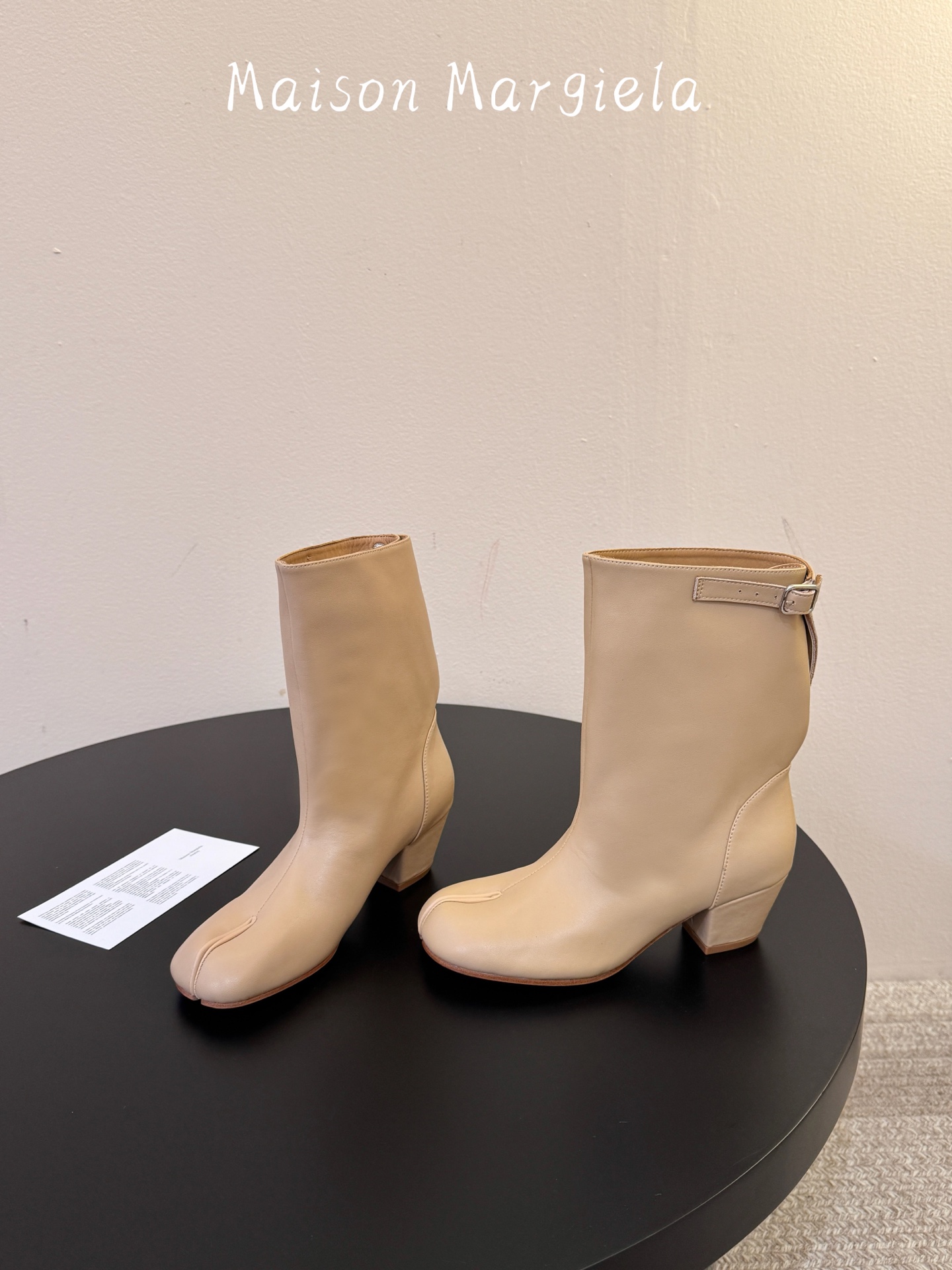 MaisonMargiela | 把 Tabi短靴焊在脚上秋冬时节永远可以相信短靴，风度温度兼具，稳稳拿捏住时髦高级感。