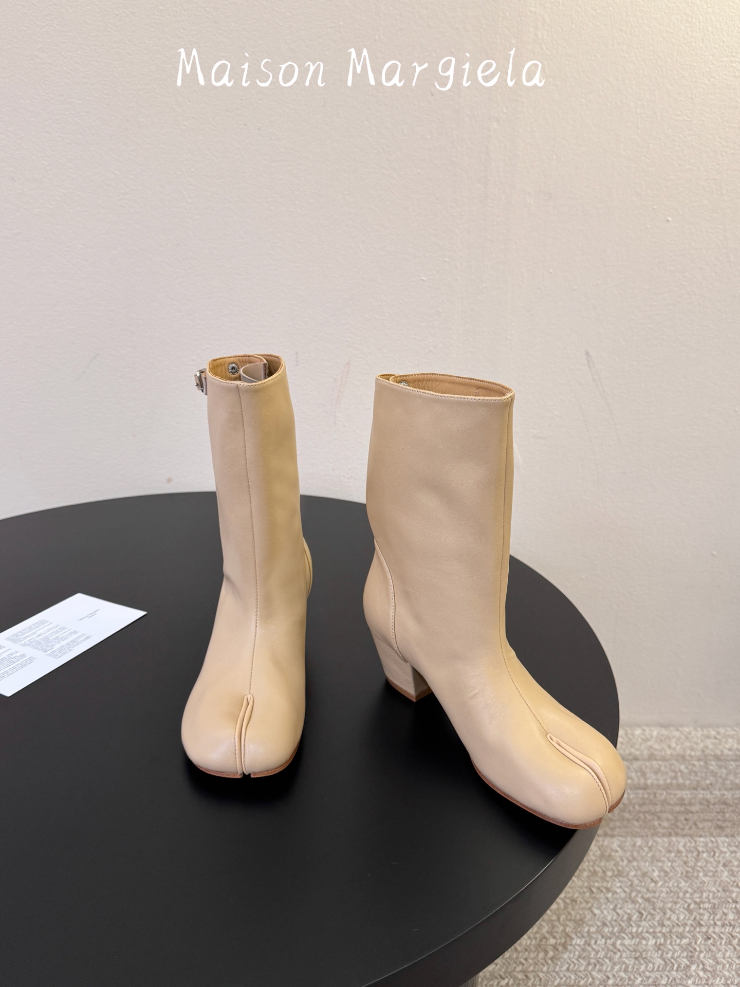 MaisonMargiela | 把 Tabi短靴焊在脚上秋冬时节永远可以相信短靴，风度温度兼具，稳稳拿捏住时髦高级感。