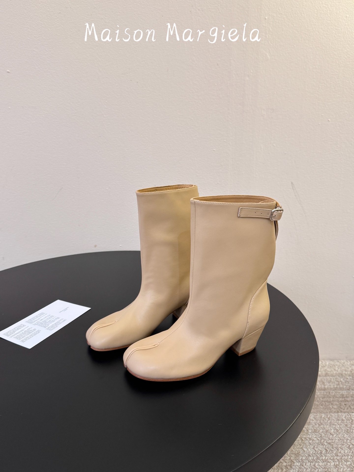 MaisonMargiela | 把 Tabi短靴焊在脚上秋冬时节永远可以相信短靴，风度温度兼具，稳稳拿捏住时髦高级感。